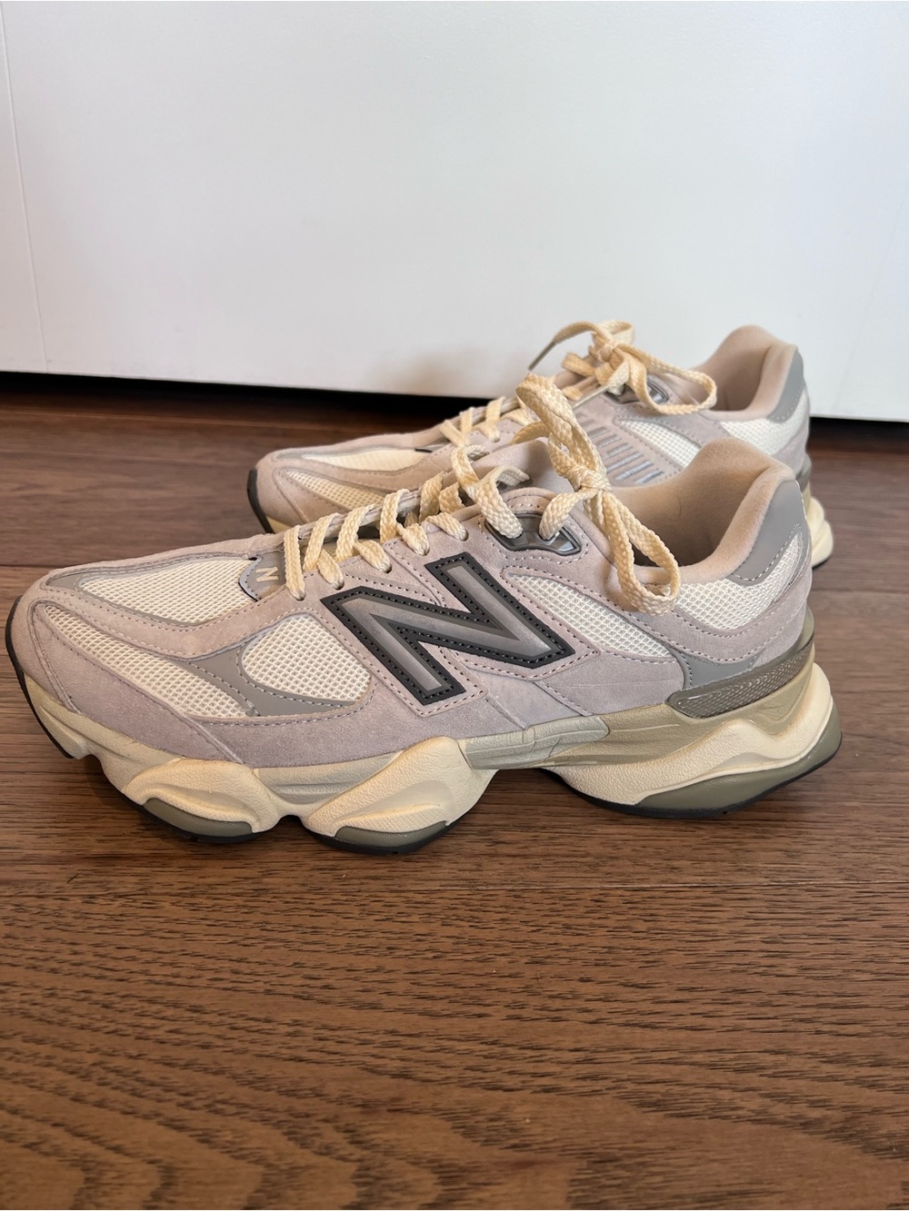 New Balance Women’s Cream and Light Gray Chunky Sneakers 9060 women 8.5 - Picture 2 of 8